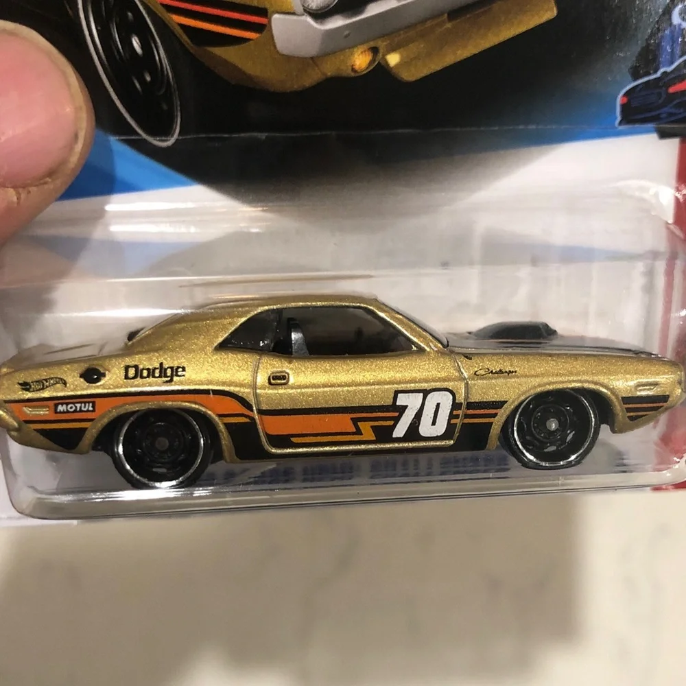 Mattel Hot Wheels Gold and Black '70 Dodge Hemi Challenger